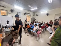 Người dân Hoàng Mai hồ hởi đi làm sinh trắc theo Luật Căn cước 2023