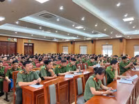 Người dân Hoàng Mai hồ hởi đi làm sinh trắc theo Luật Căn cước 2023
