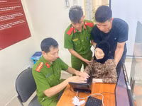 Người dân Hoàng Mai hồ hởi đi làm sinh trắc theo Luật Căn cước 2023