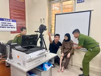Người dân Hoàng Mai hồ hởi đi làm sinh trắc theo Luật Căn cước 2023