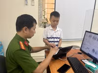Người dân Hoàng Mai hồ hởi đi làm sinh trắc theo Luật Căn cước 2023