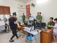Người dân Hoàng Mai hồ hởi đi làm sinh trắc theo Luật Căn cước 2023