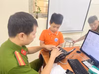 Người dân Hoàng Mai hồ hởi đi làm sinh trắc theo Luật Căn cước 2023