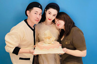 [ẢNH] Phạm Băng Băng: Sinh nhật tuổi 40 giản dị ‘không hoa không quà' và khoảnh khắc ngồi lề đường gây chú ý