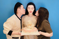 [ẢNH] Phạm Băng Băng: Sinh nhật tuổi 40 giản dị ‘không hoa không quà' và khoảnh khắc ngồi lề đường gây chú ý