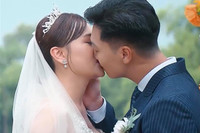 [ẢNH] Những nụ hôn màn ảnh ‘nóng mắt’ của Mạnh Trường với bạn diễn 