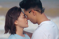 [ẢNH] Những nụ hôn màn ảnh ‘nóng mắt’ của Mạnh Trường với bạn diễn 