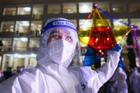 [ẢNH] Trung thu đặc biệt của sao: Phương Thanh hát ở khu điều trị Covid-19, Quỳnh Nga ‘hoá’ chị Hằng xinh đẹp 