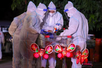 [ẢNH] Trung thu đặc biệt của sao: Phương Thanh hát ở khu điều trị Covid-19, Quỳnh Nga ‘hoá’ chị Hằng xinh đẹp 