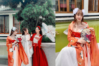 [ẢNH] Trung thu đặc biệt của sao: Phương Thanh hát ở khu điều trị Covid-19, Quỳnh Nga ‘hoá’ chị Hằng xinh đẹp 