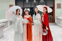 [ẢNH] Trung thu đặc biệt của sao: Phương Thanh hát ở khu điều trị Covid-19, Quỳnh Nga ‘hoá’ chị Hằng xinh đẹp 