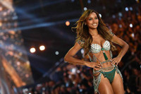 [ẢNH] Sắc vóc nóng bỏng của cựu thiên thần nội y vừa cưới con trai Phó Tổng thống Ecuador