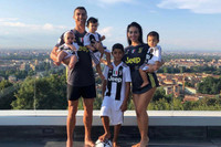 [ẢNH] Cuộc sống mới của 4 'nhóc tỳ' nhà Ronaldo sau khi chuyển tới Manchester