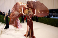 [ẢNH] Mãn nhãn với những kiệt tác váy độc - đẹp - lạ tại đại tiệc Met Gala 2021 