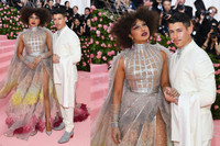 [ẢNH Quý tử nhà Beckham hộ tống hôn thê, ‘búp bê Nga’ Maria Sharapova tình tứ bên chồng 