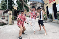 [ẢNH] 11 tháng 5 ngày: Khoảnh khắc hậu trường hài hước hơn cả trên phim 