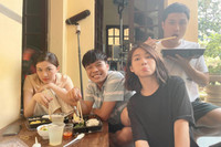 [ẢNH] 11 tháng 5 ngày: Khoảnh khắc hậu trường hài hước hơn cả trên phim 