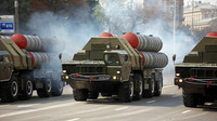 Lính Nga dùng súng máy PKM bắn nổ xe phóng tên lửa S-300 Ukraine