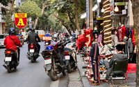Trên phố ‘triệu đô’ bày bán ê hề quần áo giày dép… đại hạ giá 80%