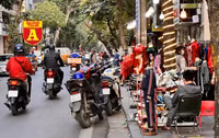 Trên phố ‘triệu đô’ bày bán ê hề quần áo giày dép… đại hạ giá 80%