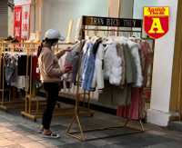 Trên phố ‘triệu đô’ bày bán ê hề quần áo giày dép… đại hạ giá 80%