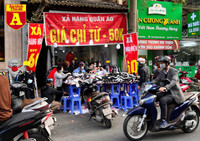 Trên phố ‘triệu đô’ bày bán ê hề quần áo giày dép… đại hạ giá 80%