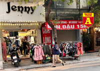 Trên phố ‘triệu đô’ bày bán ê hề quần áo giày dép… đại hạ giá 80%