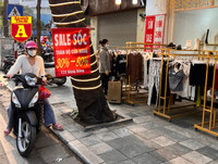 Trên phố ‘triệu đô’ bày bán ê hề quần áo giày dép… đại hạ giá 80%