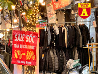 Trên phố ‘triệu đô’ bày bán ê hề quần áo giày dép… đại hạ giá 80%
