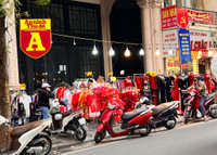 Trên phố ‘triệu đô’ bày bán ê hề quần áo giày dép… đại hạ giá 80%