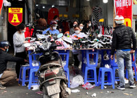 Trên phố ‘triệu đô’ bày bán ê hề quần áo giày dép… đại hạ giá 80%