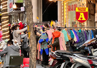 Trên phố ‘triệu đô’ bày bán ê hề quần áo giày dép… đại hạ giá 80%