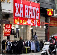 Trên phố ‘triệu đô’ bày bán ê hề quần áo giày dép… đại hạ giá 80%