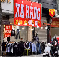 Trên phố ‘triệu đô’ bày bán ê hề quần áo giày dép… đại hạ giá 80%