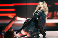 [ẢNH] Nhan sắc nóng bỏng của Madonna ở tuổi 62 và chuyện tình với ‘phi công’ kém 36 tuổi