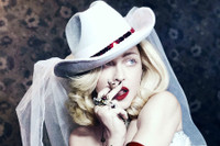 [ẢNH] Nhan sắc nóng bỏng của Madonna ở tuổi 62 và chuyện tình với ‘phi công’ kém 36 tuổi