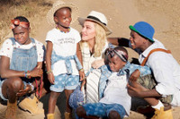 [ẢNH] Nhan sắc nóng bỏng của Madonna ở tuổi 62 và chuyện tình với ‘phi công’ kém 36 tuổi