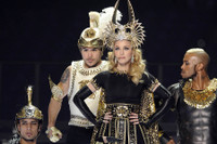 [ẢNH] Nhan sắc nóng bỏng của Madonna ở tuổi 62 và chuyện tình với ‘phi công’ kém 36 tuổi