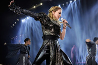 [ẢNH] Nhan sắc nóng bỏng của Madonna ở tuổi 62 và chuyện tình với ‘phi công’ kém 36 tuổi