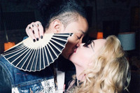 [ẢNH] Nhan sắc nóng bỏng của Madonna ở tuổi 62 và chuyện tình với ‘phi công’ kém 36 tuổi