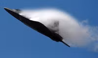 [ẢNH] Mài tóe lửa đường băng khi hạ cánh khẩn, tiết lộ thiết kế lạ của F-22 Raptor