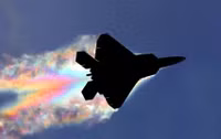 [ẢNH] Mài tóe lửa đường băng khi hạ cánh khẩn, tiết lộ thiết kế lạ của F-22 Raptor