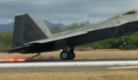 [ẢNH] Mài tóe lửa đường băng khi hạ cánh khẩn, tiết lộ thiết kế lạ của F-22 Raptor