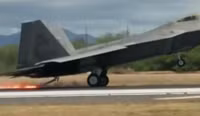 [ẢNH] Mài tóe lửa đường băng khi hạ cánh khẩn, tiết lộ thiết kế lạ của F-22 Raptor