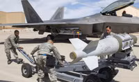 [ẢNH] Mài tóe lửa đường băng khi hạ cánh khẩn, tiết lộ thiết kế lạ của F-22 Raptor