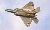 [ẢNH] Mài tóe lửa đường băng khi hạ cánh khẩn, tiết lộ thiết kế lạ của F-22 Raptor