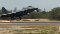 [ẢNH] Mài tóe lửa đường băng khi hạ cánh khẩn, tiết lộ thiết kế lạ của F-22 Raptor