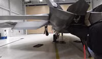 [ẢNH] Mài tóe lửa đường băng khi hạ cánh khẩn, tiết lộ thiết kế lạ của F-22 Raptor