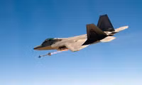 [ẢNH] Mài tóe lửa đường băng khi hạ cánh khẩn, tiết lộ thiết kế lạ của F-22 Raptor