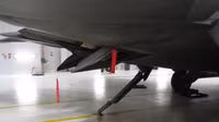 [ẢNH] Mài tóe lửa đường băng khi hạ cánh khẩn, tiết lộ thiết kế lạ của F-22 Raptor